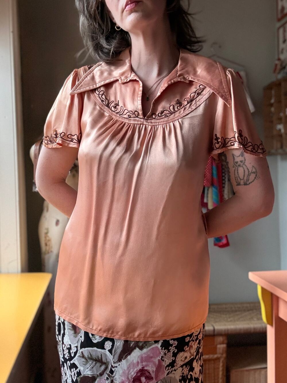 Vintage 70s Art Nouveau Blouse | Apricot Embroidered Dagger Collar Top | S/M